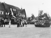 835766 Afbeelding van een Sherman tank op de Utrechtseweg te De Bilt, tijdens de intocht van de geallieerden; op de ...